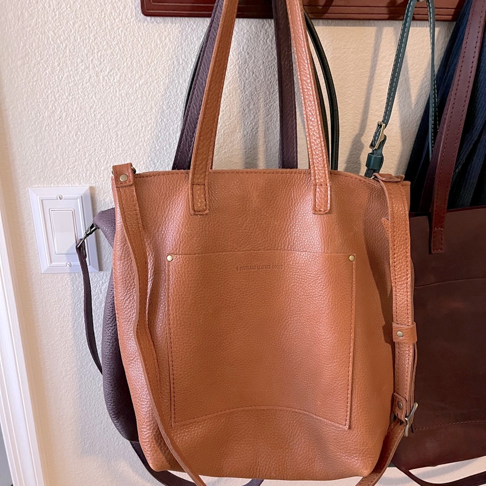 Portland Leather Full crossbody zip tote in Dune!